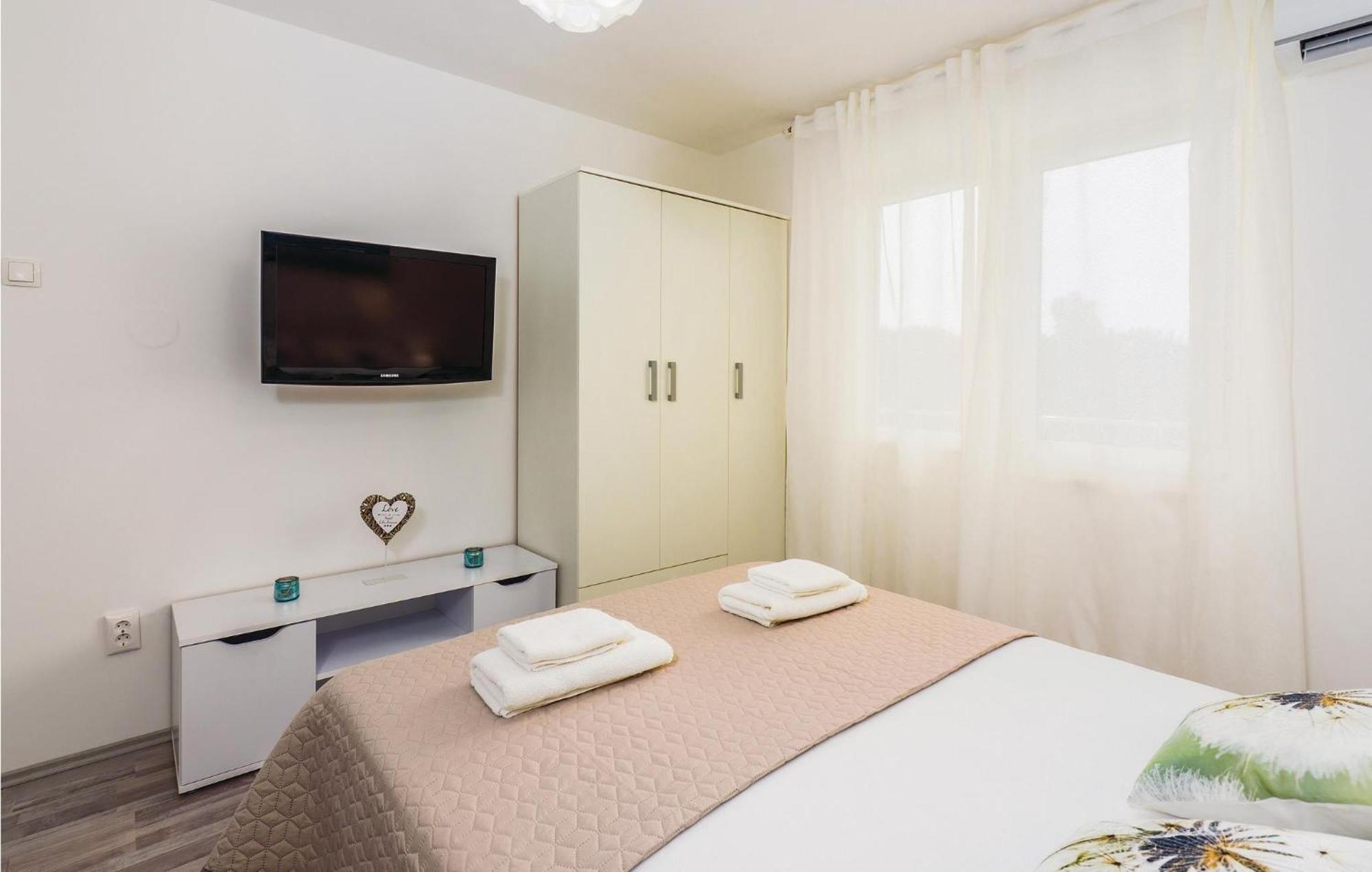 1 Bedroom Gorgeous Apartment In אופטיה מראה חיצוני תמונה