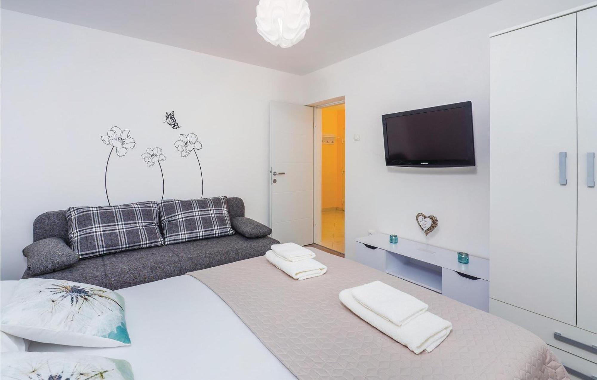 1 Bedroom Gorgeous Apartment In אופטיה מראה חיצוני תמונה